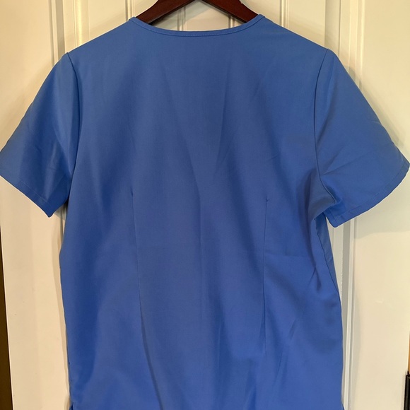 FIGS: CEIL BLUE - Casma (3) Three-Pocket Scrub Top (Women’s) - Picture 5 of 5